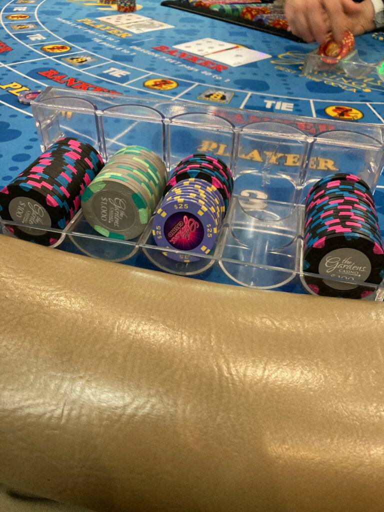 baccarat-table-and-chips
